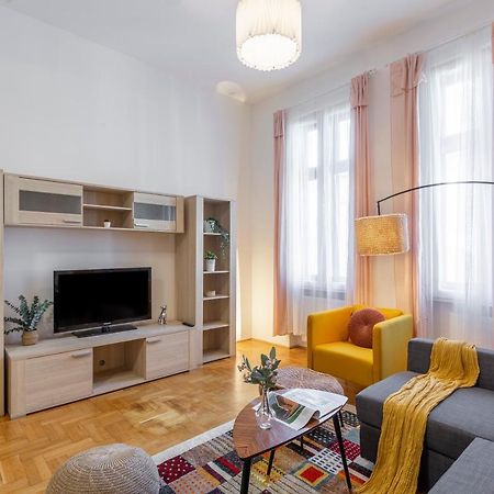 Central Gozsdu Apartment In The Party Street Budapest Bagian luar foto