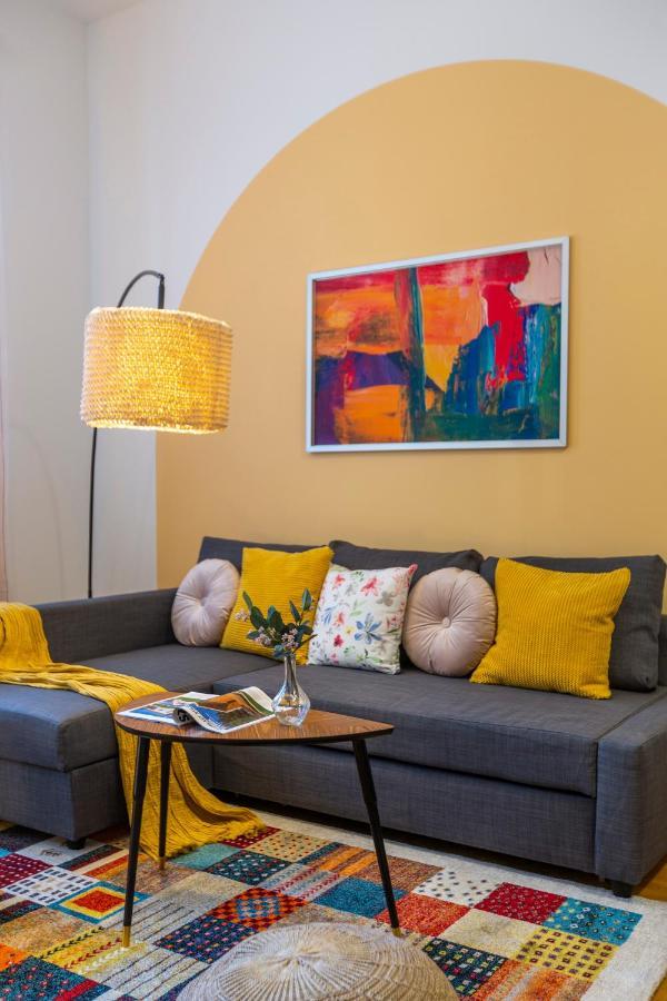Central Gozsdu Apartment In The Party Street Budapest Bagian luar foto