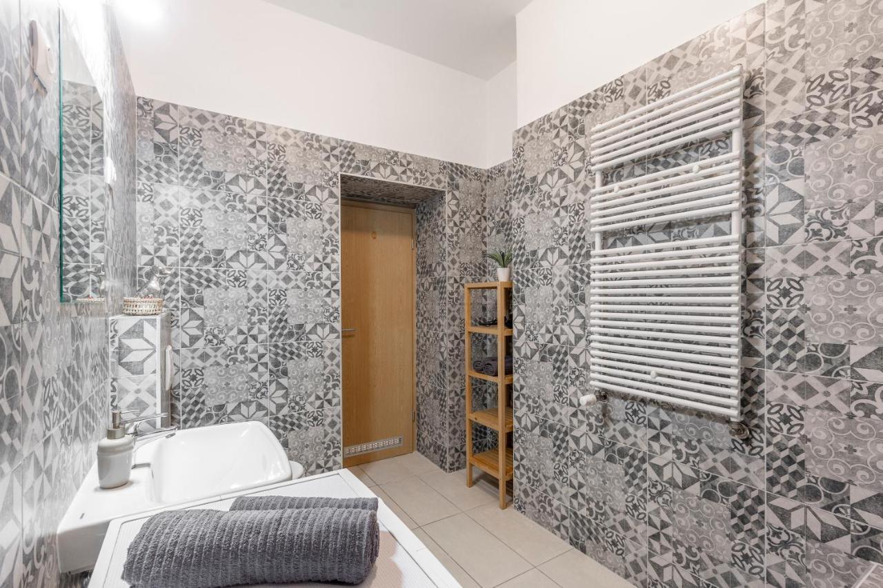 Central Gozsdu Apartment In The Party Street Budapest Bagian luar foto