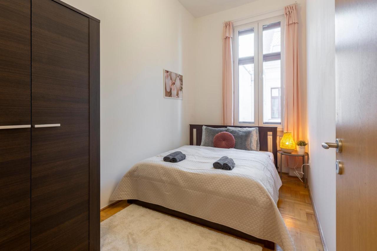 Central Gozsdu Apartment In The Party Street Budapest Bagian luar foto
