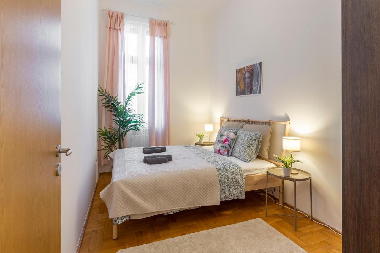 Central Gozsdu Apartment In The Party Street Budapest Bagian luar foto