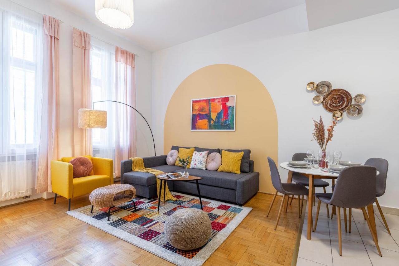 Central Gozsdu Apartment In The Party Street Budapest Bagian luar foto