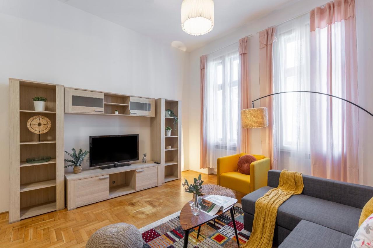 Central Gozsdu Apartment In The Party Street Budapest Bagian luar foto