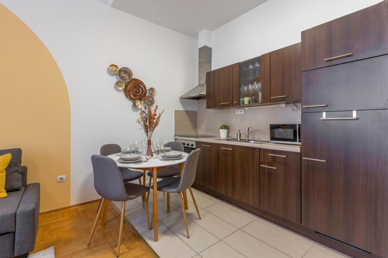 Central Gozsdu Apartment In The Party Street Budapest Bagian luar foto