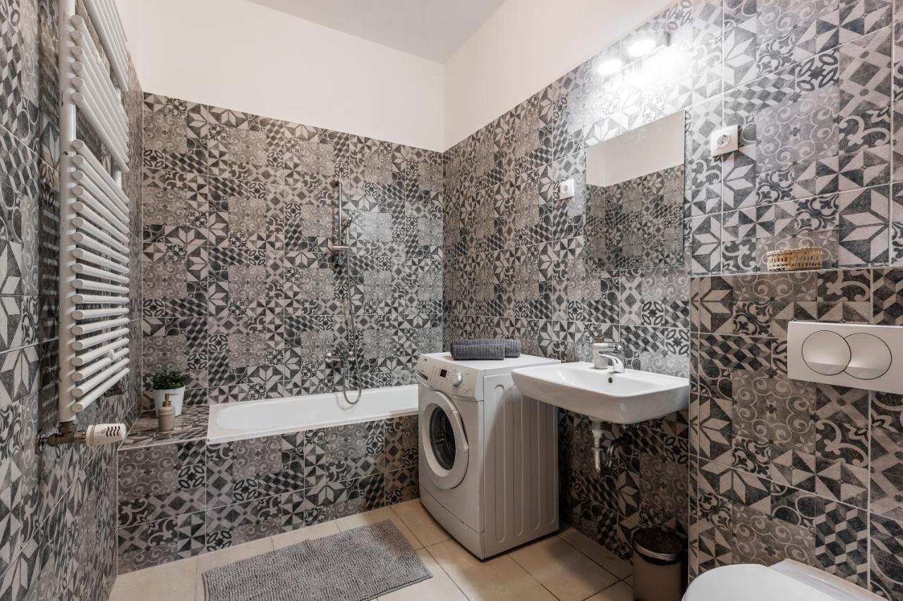 Central Gozsdu Apartment In The Party Street Budapest Bagian luar foto