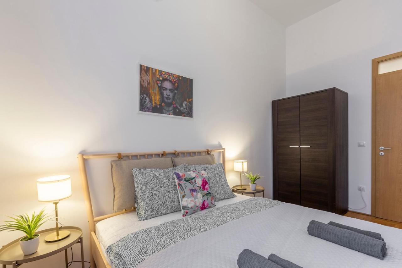 Central Gozsdu Apartment In The Party Street Budapest Bagian luar foto