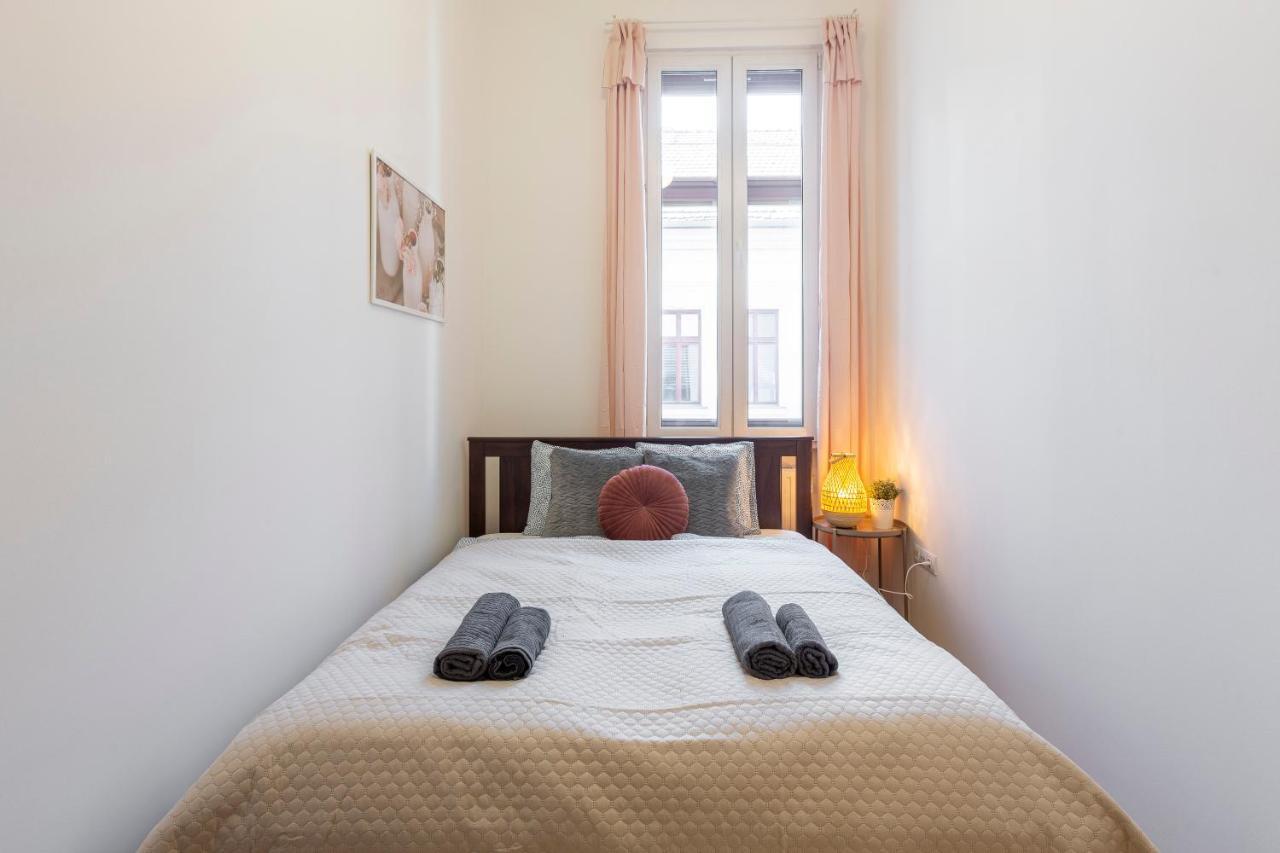 Central Gozsdu Apartment In The Party Street Budapest Bagian luar foto